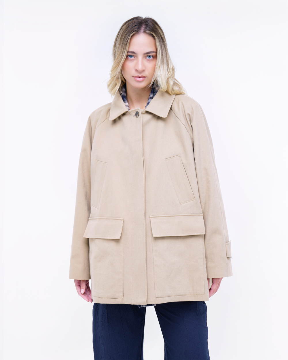 TRENCH MULTIPOCKET CORTO