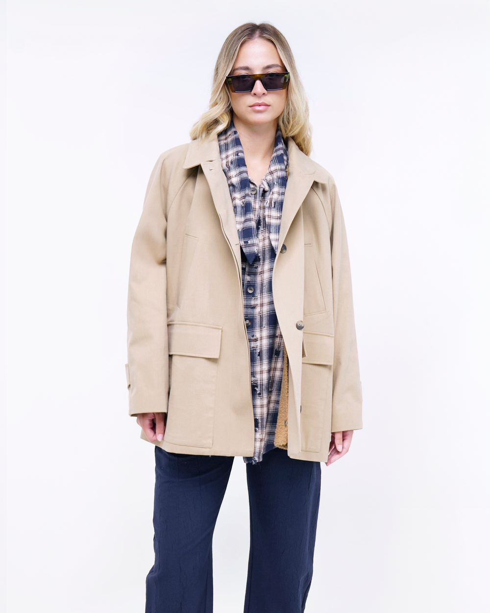 TRENCH MULTIPOCKET CORTO