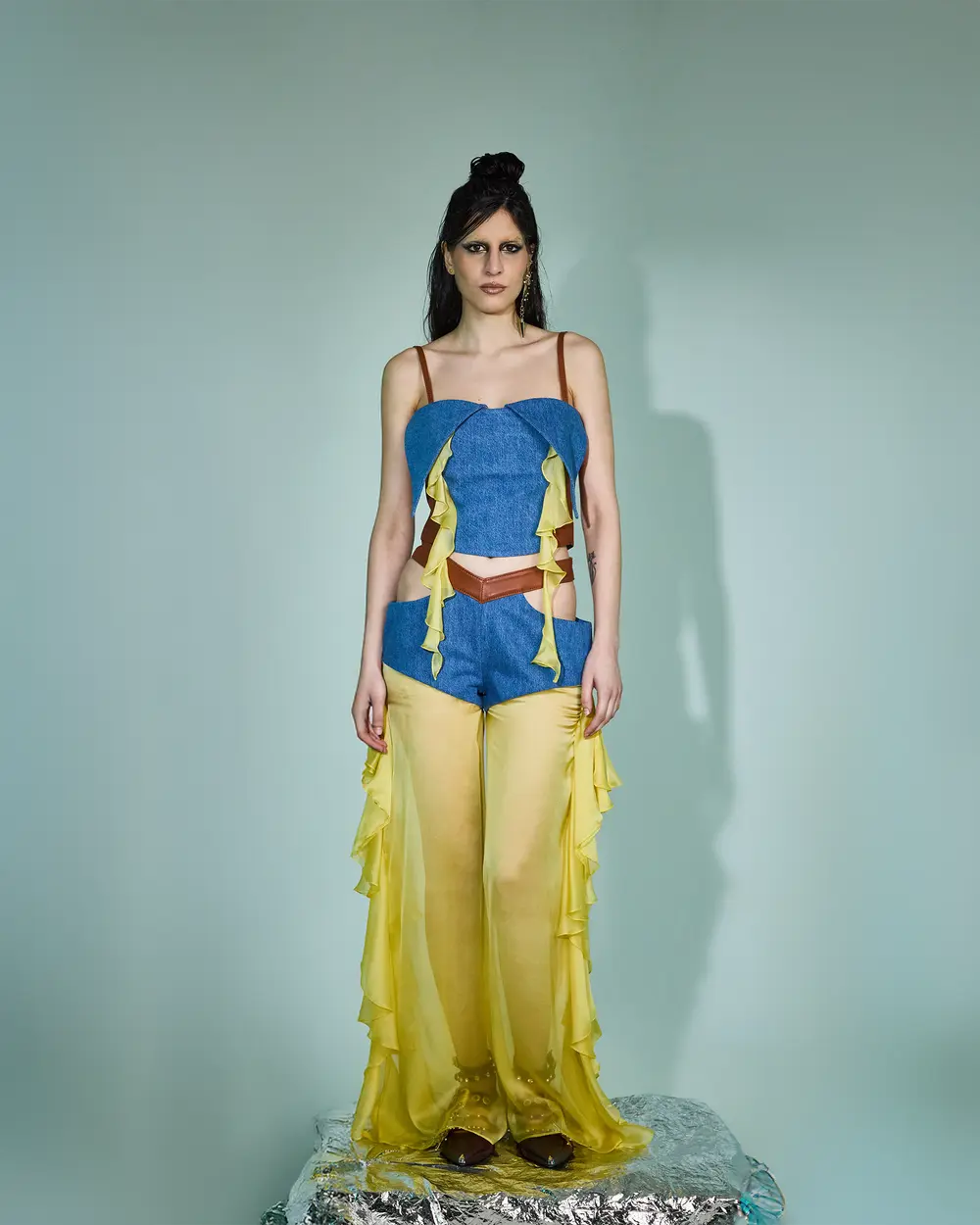 PANTALONE CON VOLANT